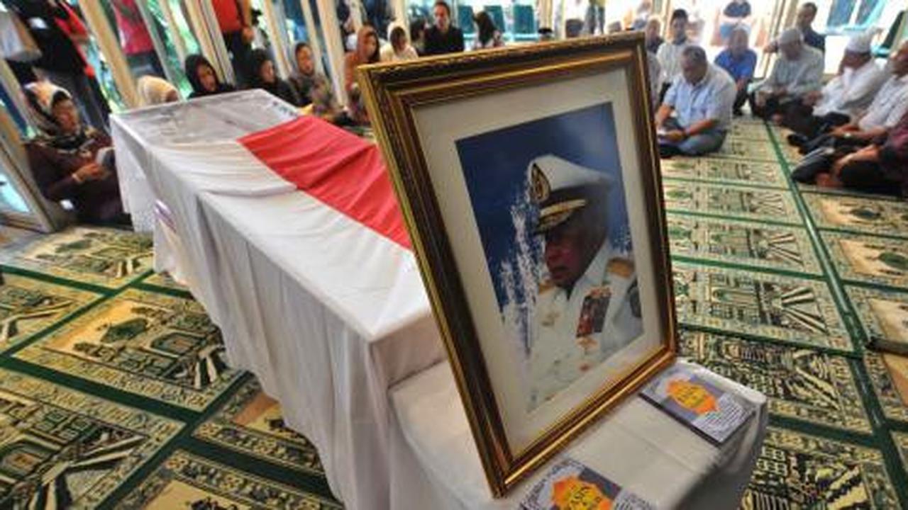 Melayat Sudomo, Harmoko sapa wartawan dengan senyum