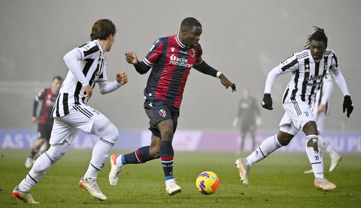 Bologna berusaha meningkatkan intensitas permainan untuk menyamakan kedudukan. Sayangnya, hingga wasit meniup peluit turun minum, skor masih menunjukkan 0-1. (LaPresse via AP/Massimo Paolone)