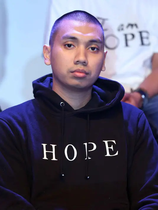 "Inspirasi lirik dari lingkungan kita banyak banget ya yang memang sedang berjuang melawan kanker. Dan alhamdulillah bapak saya sendiri sudah survive dari kanker. Jadi ga jauh-jauh dari kehidupan kita keseharian," tutur Rayi. (Nurwahyunan/Bintang.com)