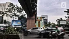 Kendaraan melintasi kamera tilang elektronik atau Electronic Traffic Law Enforcement (ETLE) di Jalan Margonda Raya, Depok, Jawa Barat, Minggu (11/10/2020). Satlantas Polresta Depok akan memberlakukan sistem tilang elektronik pengendara mobil dan motor 1 November 2020. (merdeka.com/Iqbal S. Nugroho)