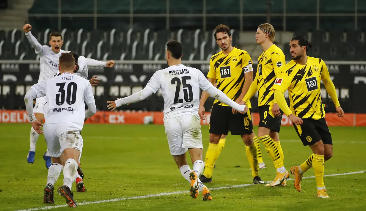 Para pemain Borussia Moenchengladbach merayakan gol keempat ke gawang Borussia Dortmund dalam laga lanjutan Liga Jerman 2020/21 pekan ke-18 di Borussia Park, Jumat (22/1/2021). Moenchengladbach menang 4-2 atas Dortmund. (AFP/Wolfgang Rattay/Pool)