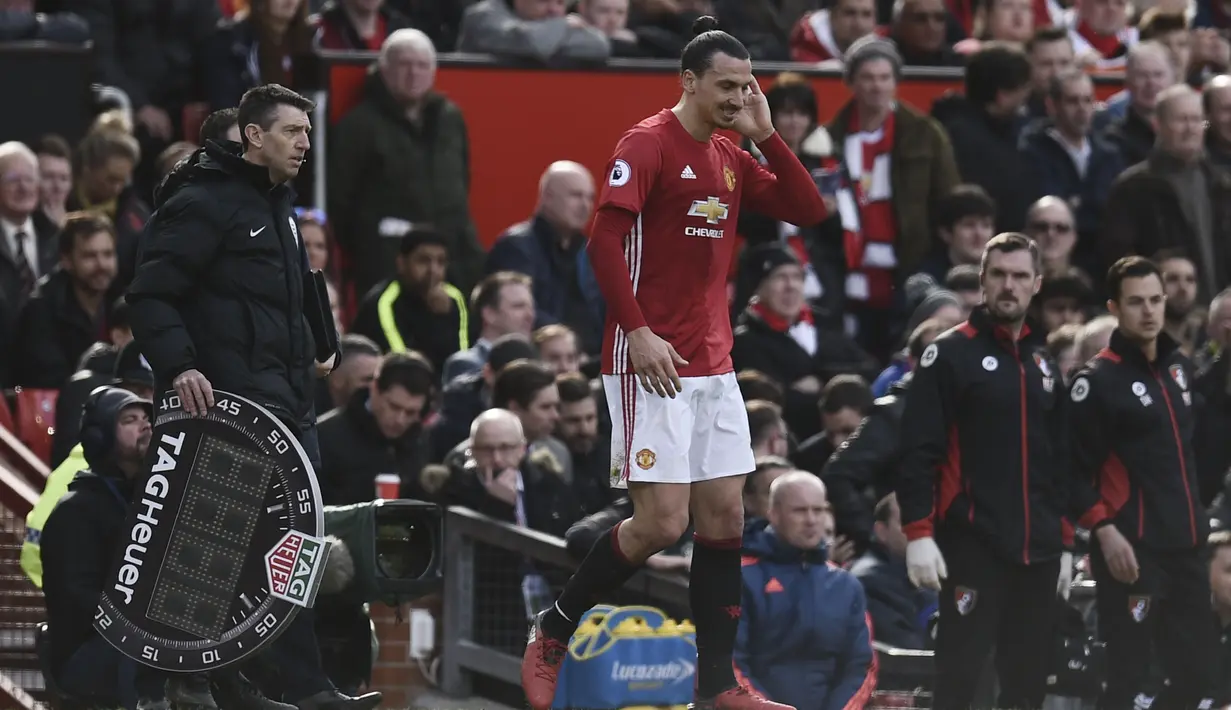 Pemain Manchester United, Zlatan Ibrahimovic memegang kepalanya setelah bertabrakan dengan pemain Bournemouth, Tyrone Mings pada laga Premier League pekan ke-27 di Old Trafford, Manchester, (4/3/2017). (AFP/Oli Scarff)