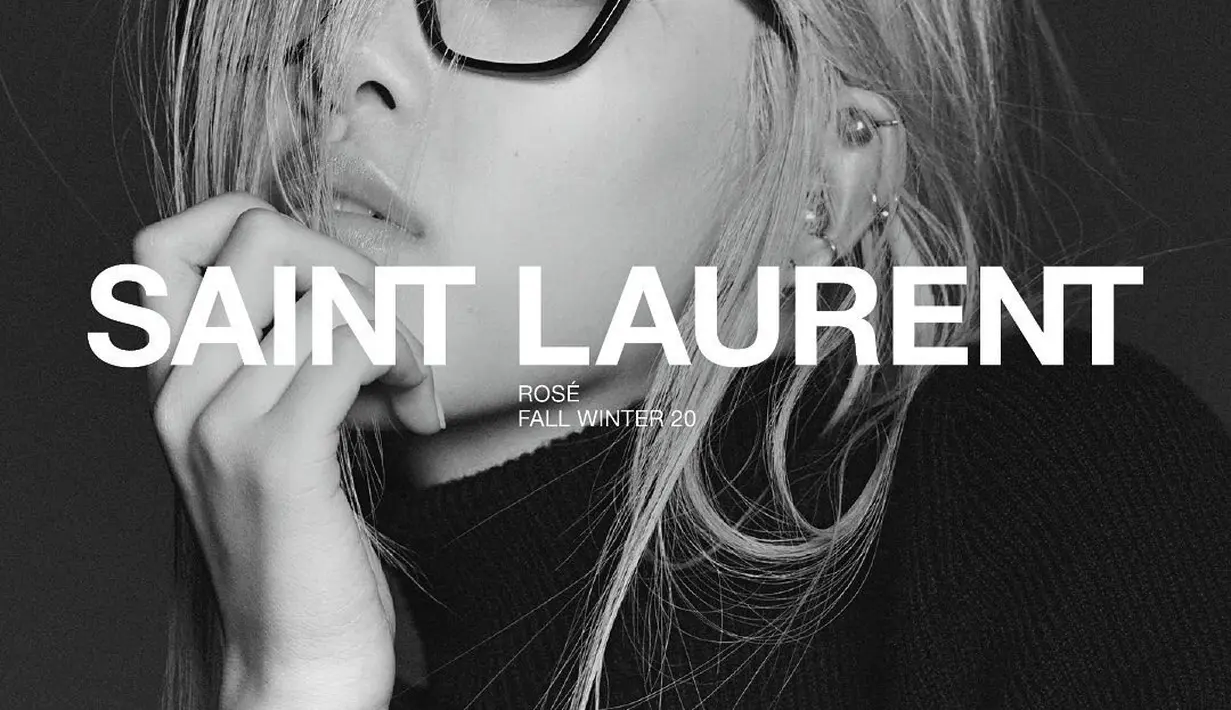 Di kampanye YSL Eyewear Fall/Winter 2020, Rose BLACKPINK mengenakan Turtleneck Sweater in Cashmere seharga Rp24 juta. Sweater berwarna hitam ini dipadukan dengan koleksi kacamata SL 244 Victorie seharga Rp5,3 juta.