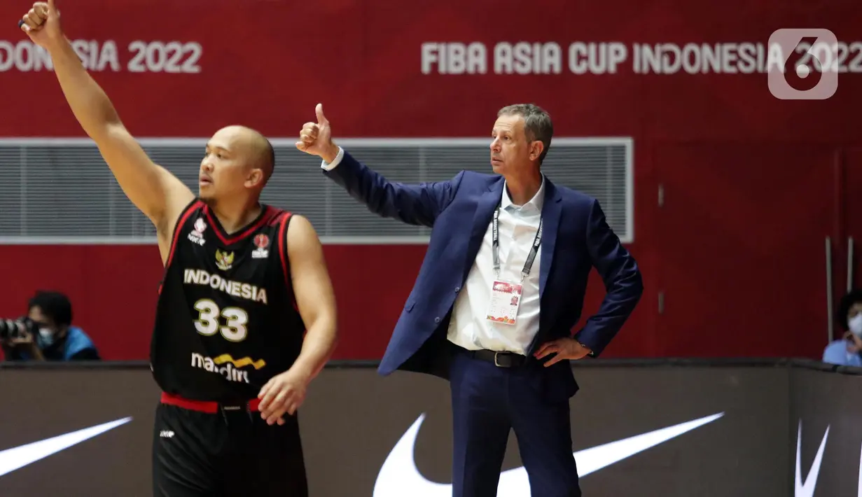 Pelatih Timnas Basket Indonesia, Milos Pejic (kanan) saat melawan Arab Saudi pada Grup A FIBA Asia Cup 2022 di Istora Senayan, Jakarta, Selasa (12/7/2022). Kemenangan ini membuka peluang Indonesia lolos ke delapan besar Piala Asia FIBA 2022, jika berhasil memetik kemenangan melawan Yordania di laga berikutnya. (Liputan6.com/Helmi Fithriansyah)