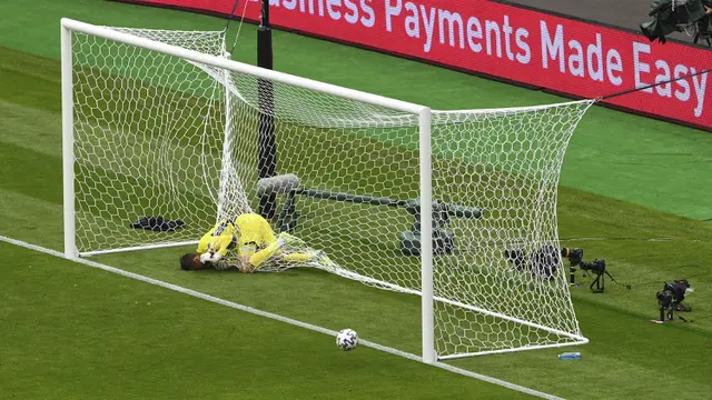 FOTO: Momen Kiper Skotlandia Nyangkut di Jaring Gawang Saat Lawan Republik Ceko