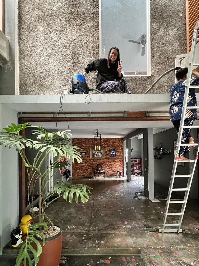 Nirina membersihkan rumah (Instagram/nirinazubir_)