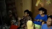 VIDEO: Keluarga Miskin dengan 12 Anak Ini Hidup di Area Makam