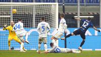 Pemain Inter Milan, Stefano Sensi, mencetak gol ketiga timnya saat mengalahkan Empoli pada 16 besar Coppa Italia di San Siro, Kamis (20/1/2022) dini hari WIB. (AP Photo/Antonio Calanni)