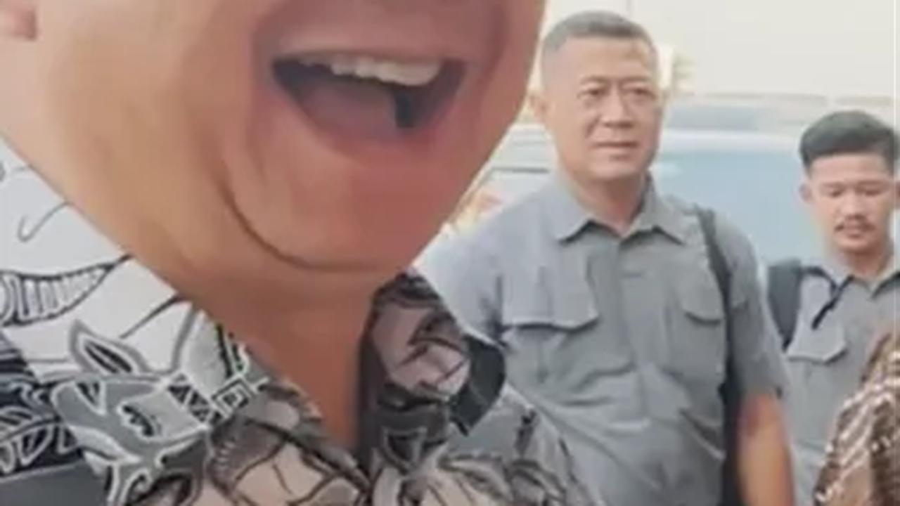 Ia pun memutuskan untuk mampir di salah satu rest area di Pemalang. Tidak sendiri, perjalanan tersebut dilaluinya bersama Hashim Sujono Djojohadikusumo.<br>
