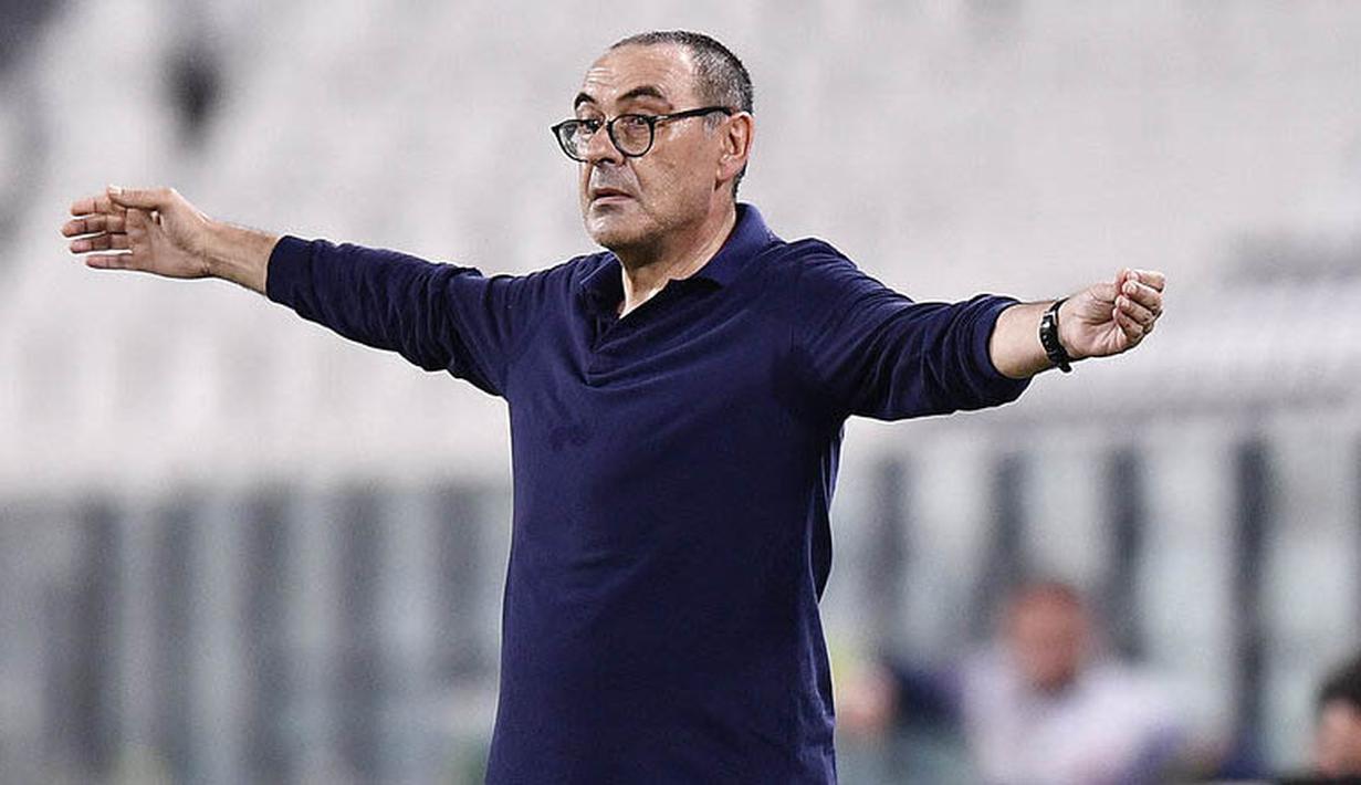 Maurizio Sarri - Pelatih Lazio ini merupakan sosok yang terkenal sebagai perokok berat. Sarri mengaku mampu menghabiskan 60 batang per hari. (Fabio Ferrari/LaPresse via AP)