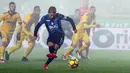 Aksi pemain Atalanta, Alejandro Dario Gomez saat melakukan tendangan penalti ke gawang Juventus  pada leg pertama semifinal Coppa Italia di Atleti Azzurri d'Italia stadium, Bergamo, Italia, (30/1/2018). Juventus menang 1-0. (Paolo Magni/ANSA via AP)