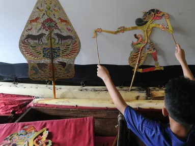 Seorang anak berlatih mendalang wayang kulit di Sanggar Nirmalasari, Cinere, Depok, Jawa Barat, Minggu (9/2/2020). Lebih dari 30 siswa dari sekitar Jabodetabek berlatih mendalanag dan seni karawitan di Sanggar Nirmalasari. (merdeka.com/Arie Basuki)