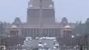 Istana kepresidenan India terlihat ketika kendaraan melintas selama musim panas di New Delhi, India (10/6/2019). Kondisi gelombang panas yang parah menyapu bagian utara dan barat India dengan suhu maksimum melonjak hingga 48 derajat Celcius ( 118 F). (AP Photo/Manish Swarup)