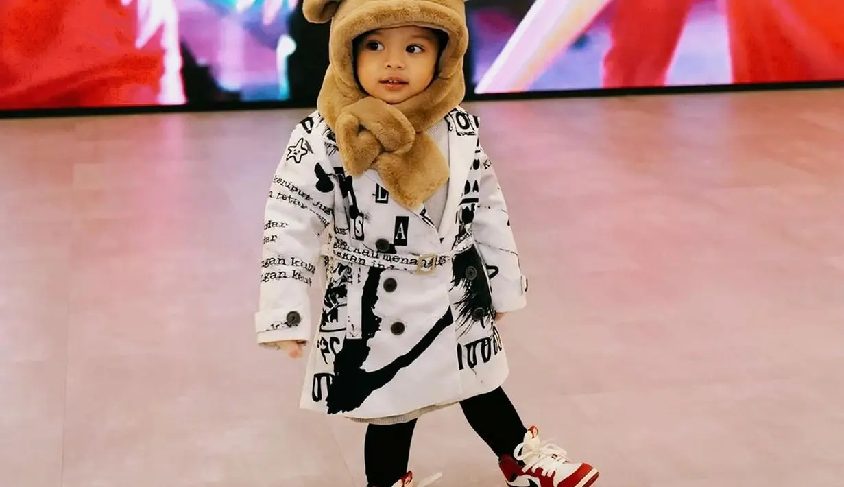 Lagi-lagi Ameena mengenakan penutup kepala wool tebal berbentuk boneka. Tak ketinggalan, sneakers merah putih Nike kesayangannya juga dikenakan. [@ameenaatta]
