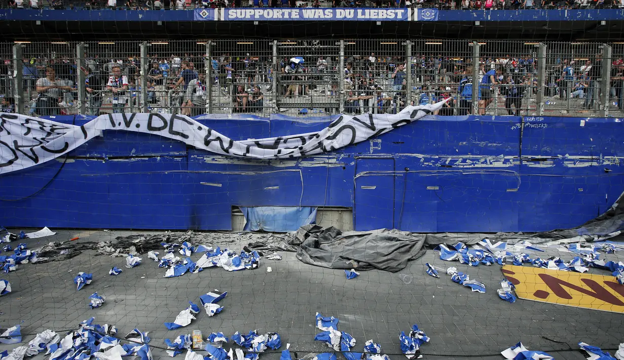 Suasana kerusakan stadion usai fans mengamuk di pertandingan antara Hamburg SV melawan VfL Borussia Moenchengladbach di Volksparkstadion, Sabtu (12/5/2018). Hamburg SV terdegradasi dari Bundesliga Jerman. (AP/Michael Sohn)