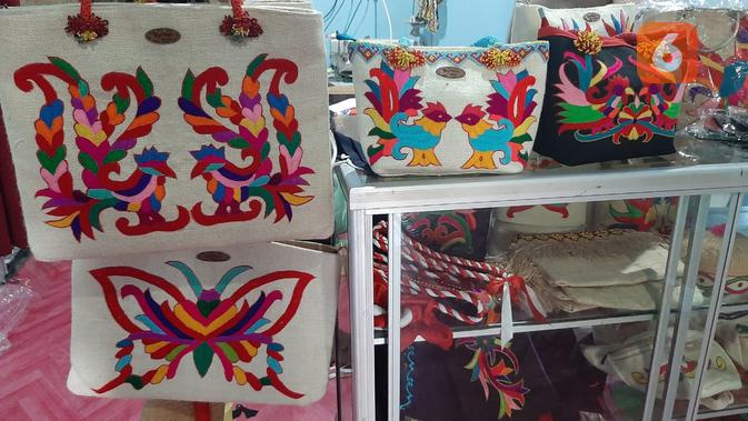 Ragam produk sulam tumpar yang dihasilkan Meriana.