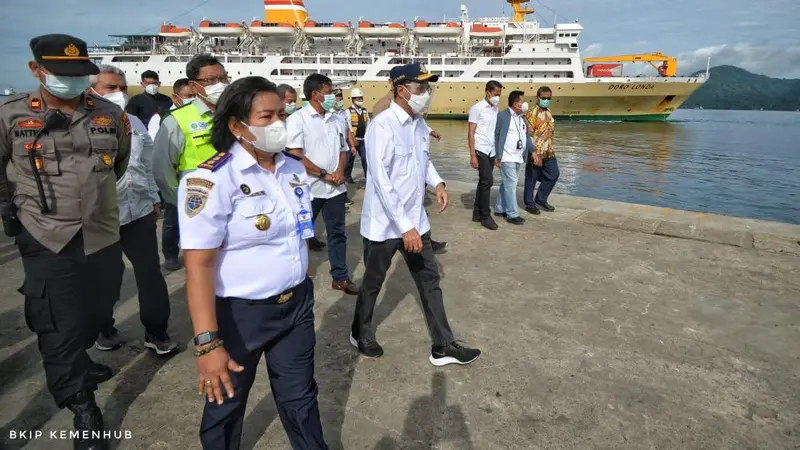 Menteri Perhubungan Budi Karya Sumadi melakukan tinjauan ke Pelabuhan Yos Sudarso Ambon, Sabtu 6 Februari 2021