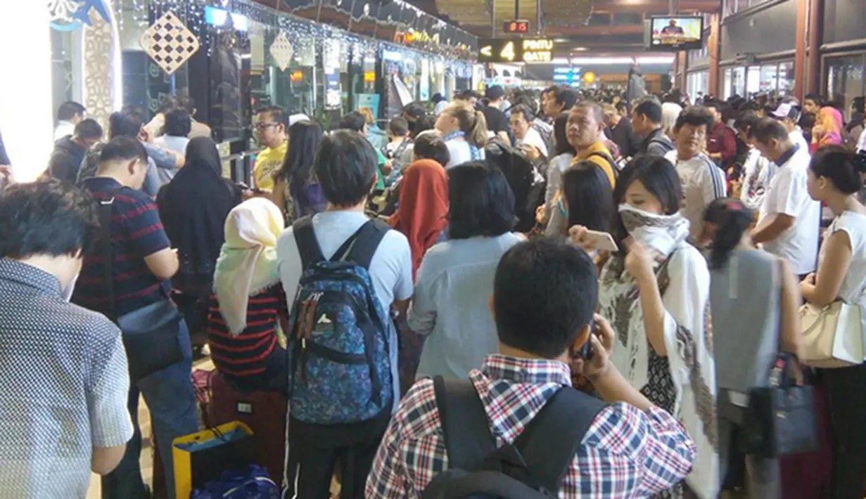  Penumpukan calon penumpang di Terminal 2 Bandara Soekarno Hatta akibat terjadinya kebakaran di Tangerang, (5/72015). Hingga kini penyebab terjadinya kebakaran tersebut belum diketahui dan masih dalam penyelidikan. (Twitter@GerryS)