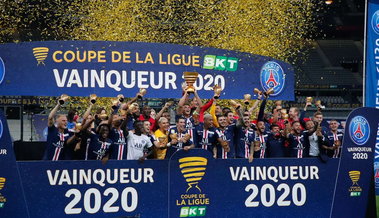 Para pemain Paris Saint Germain atau PSG merayakan kemenangan gelar juara Piala Liga Prancis usai menang atas Lyon di Stade de France, Paris, Sabtu (1/8/2020) dini hari. PSG menjadi juara Piala Liga Prancis setelah menang melalui adu penalti 6-5. (AP Photo/Francois Mori)