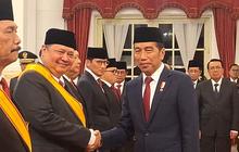 FOTO: Senyum Semringah Airlangga Hartarto Terima Tanda Kehormatan dari Jokowi