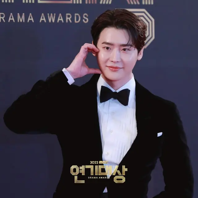 Lee Jong Suk dalam MBC Drama Awards 2022. (Instagram/ mbcdrama_now)