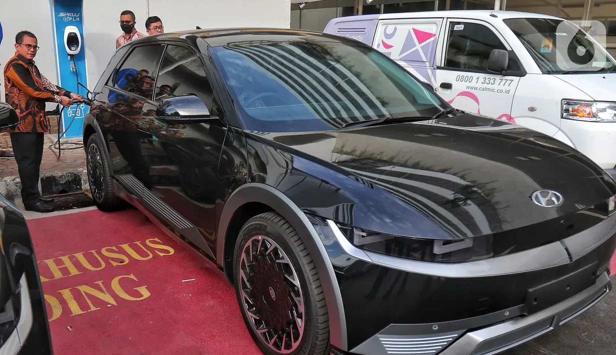 Sekjen DPR Indra Iskandar melakukan pengecekan mobil listrik merek 'Hyundai Ioniq 5' di halaman Kompleks DPR RI, Jakarta, Jumat (30/9/2022). Kendaraan tersebut merupakan dukungan dari PT Hyundai untuk kelancaran penyelenggaraan kegiatan P20, dalam mengkampanyekan ramah lingkungan dan menghargai karya anak bangsa. (Liputan6.com/Angga Yuniar)
