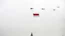 Pesawat tempur F-16 TNI AU terbang melintas di atas Istana Merdeka saat upacara peringatan detik-detik proklamasi di Jakarta, Rabu (17/8/2022). Aksi pesawat tempur TNI AU tersebut untuk memperingati Hari Ulang Tahun ke-77 Republik Indonesia. (Liputan6.com/Faizal Fanani)