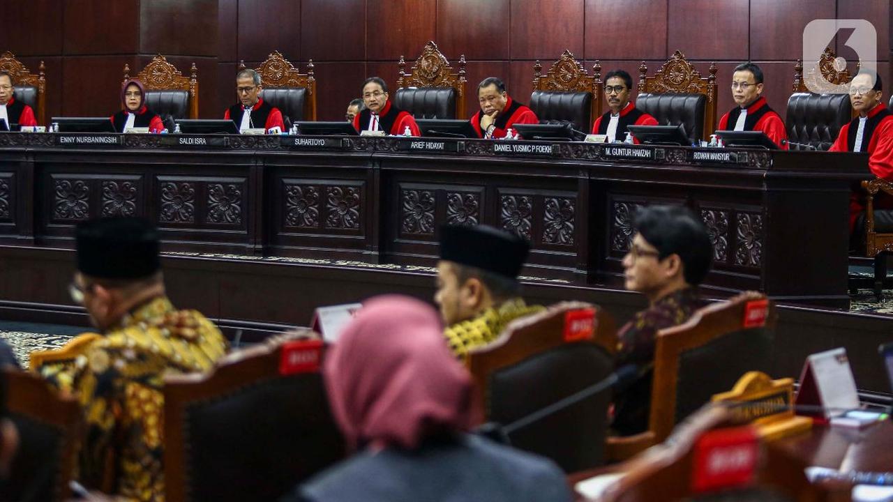 Diketahui, Mahkamah Konstitusi (MK) kembali menggelar sidang perselisihan hasil pemilihan umum (PHPU) atau sengketa Pilpres 2024, Senin (1/4).<br>