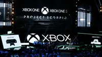  Kepala Microsoft Xbox Phil Spencer saat berbicara dalam Xbox E3 2016, Los Angeles , California , AS , 13 Juni 2016. Sony dan Microsoft sama - sama memperkenalkan jagoan baru mereka untuk para pecinta game dunia.  (REUTERS/Lucy Nicholson)