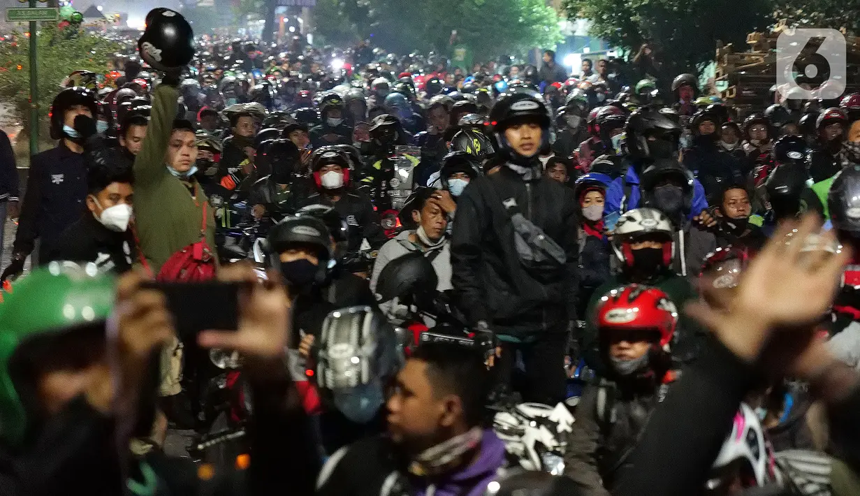 Sejumlah pemudik motor mematikan kendaraannya di kawasan posko penyekatan mudik di Kedungwaringin, Kabupaten Bekasi, Jawa Barat, Senin (10/5/2021). Sejumlah pemudik motor mematikan kendaraannya untuk menolak diputarbalikkan oleh petugas di posko penyekatan mudik. (Liputan6.com/Herman Zakharia)
