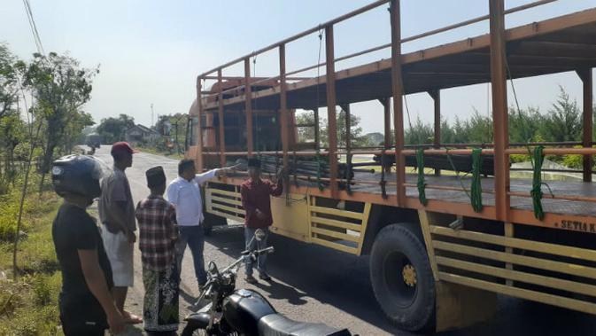 Dua orang santri asuhan Pondok Pesantren Miftahul Ulum Kayen, Kabupaten Pati, mengalami luka parah usai melompat dari truk ketika dipalak bonek. (Liputan6.com/Ahmad Adirin)