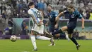Gelandang Argentina, Lovro Majer melakukan tembakan ke gawang Argentina selama pertandingan semifinal Piala Dunia 2022 di Stadion Lusail di Lusail, Qatar, Rabu (14/12/2022). Argentina berhasil lolos ke final setelah menang telak atas Kroasia dengan skor 3-0. (AP Photo/Frank Augstein)