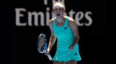 Petenis Belgia, Elise Mertens berselebrasi setelah mengalahkan petenis Ukraina, Elina Svitolina di perempat final Australia Terbuka 2018, Selasa (23/1). Petenis non-unggulan itu menaklukkan Svitolina yang berstatus sebagai unggulan 4. (AP/Dita Alangkara)