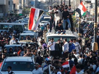 Ribuan warga tumpah ruah di jalanan merayakan keberhasilan tim nasional Irak lolos ke Piala Dunia 2026. (AFP/Ahmad Al-Rubbaye)