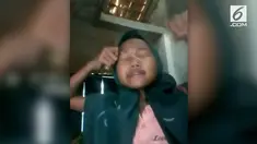 Seorang bocah perempuan membuat tutorial hijab tak biasa. Ia menggunakan karet gelang untuk mengikat hijab hingga akhirnya berujung menyakitkan.