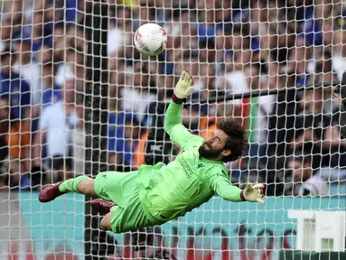 Kiper Liverpool Alisson menghentikan tembakan penalti dari gelandang Chelsea Mason Mount Chelsea pada akhir partai final Piala FA di Stadion Wembley pada Minggu (16/5/2022) dini hari WIB. Liverpool sukses menjuarai Piala FA 2021/2022. The Reds mengalahkan Chelsea lewat adu penalti. (AP Photo/Ian Walton)