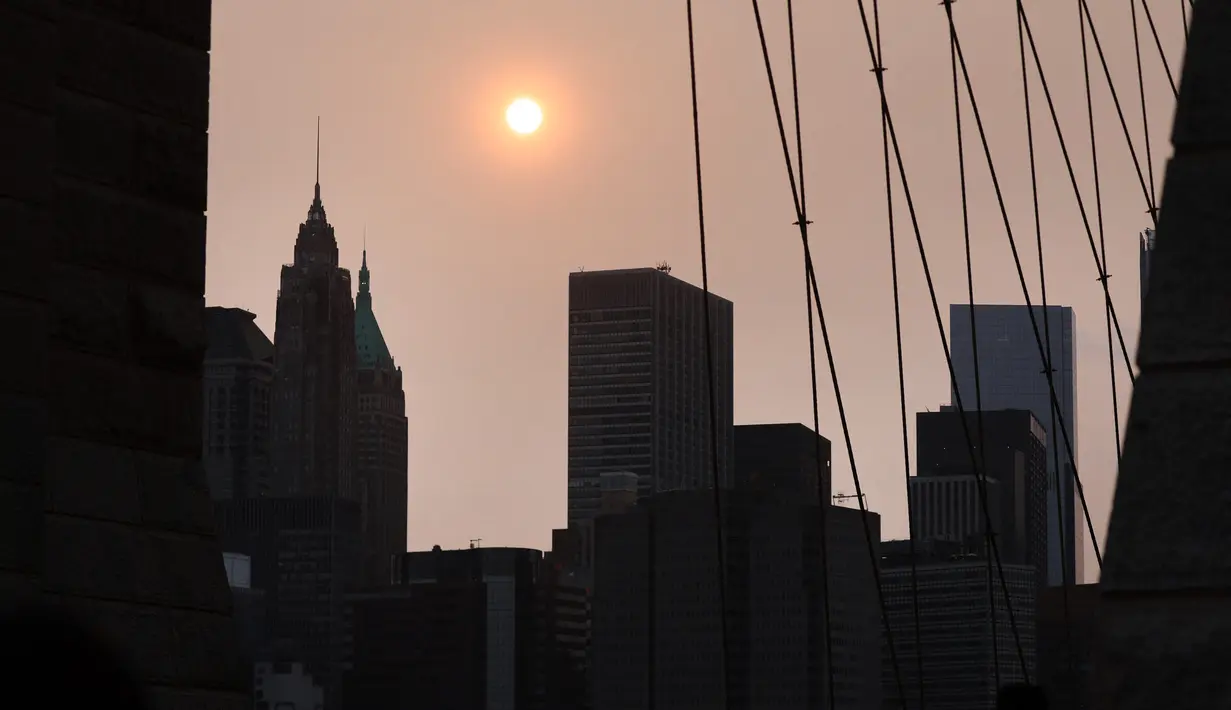 Layanan Cuaca Nasional mengatakan bahwa kabut dari kebakaran hutan Kanada sekitar 3.000 mil jauhnya berdampak pada Kota New York dan sebagian besar Timur Laut. (Spencer Platt/Getty Images/AFP)