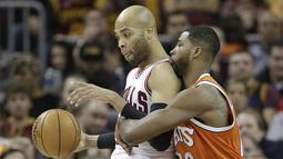 Pemain Chicago Bulls, Taj Gibson (kiri) berduel dengan pemain Cleveland Cavaliers, Tristan Thompson pada aga NBA basketball game di Quicken Loans Arena, Cleveland. (AP/Tony Dejak)