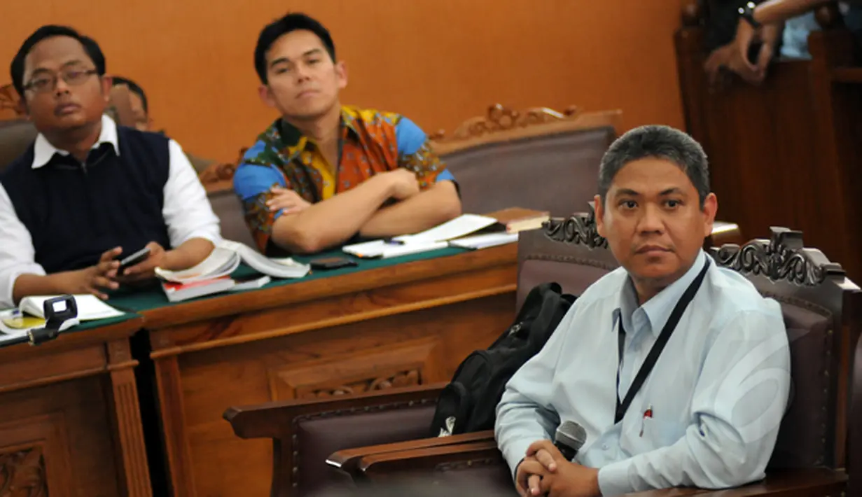 Anggota tim penyelidik kasus transaksi mencurigakan yang menjerat Komjen Pol Budi Gunawan, Iguh Sipurba dihadirkan sebagai saksi di sidang praperadilan di Pengadilan Negeri Jakarta Selatan, Kamis (12/2/2015). (Liputan6.com/Helmi Fithriansyah)