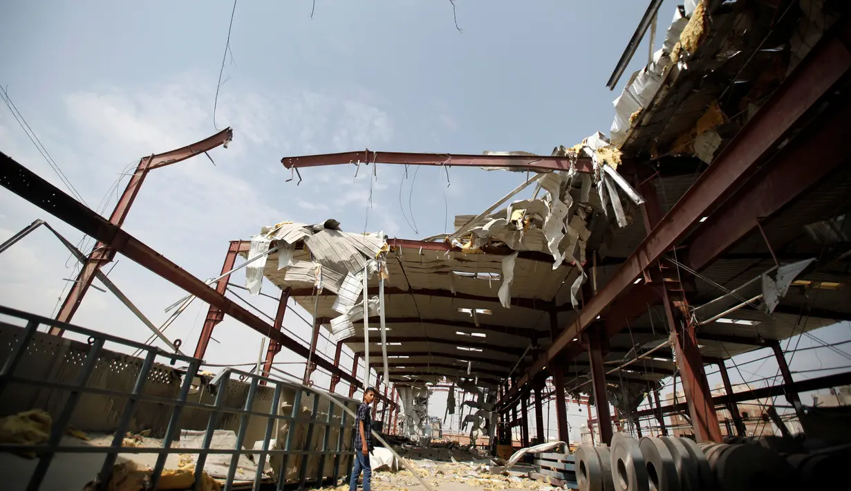 Suasana pabrik pipa dan pompa air usai terkena serangan udara Arab Saudi, Kamis (15/9). Pabrik yang memproduksi pipa dan pompa ini hancur usai diserang oleh rudal Arab Saudi. (REUTERS/Khaled Abdullah)