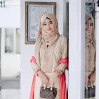 Jika ingin tampil bak wanita timur tengah maka baju lebaran dengan nuansa mesir ini adalah outfit yang tepat. (instagram/shireeenz)