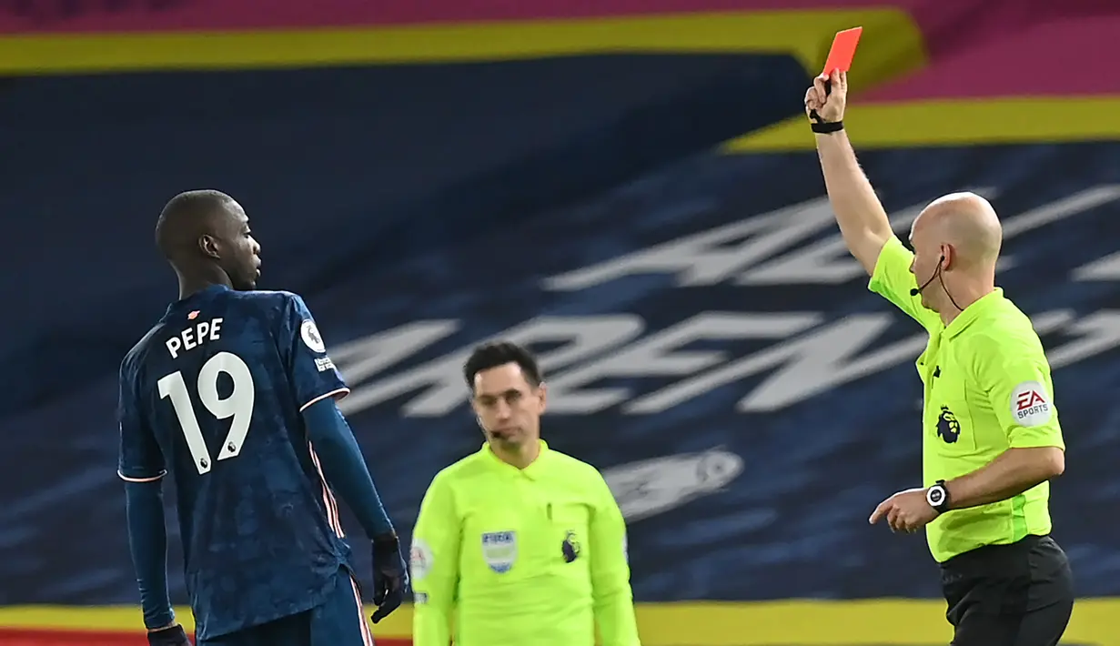 Wasit Anthony Taylor memberi kartu merah kepada gelandang Arsenal, Nicolas Pepe, dalam laga lanjutan Liga Inggris pekan ke-9 di Elland Road Stadium, Leeds, Minggu (22/11/2020). Arsenal bermain imbang 0-0 dengan Leeds United (AFP/Paul Ellis/Pool)
