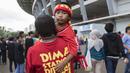 Seorang bapak menggendong anaknya pendukung tim 'Kabau Sirah' Semen Padang jelang final Piala Jenderal Sudirman antara Semen Padang melawan Mitra Kukar di Stadion Utama Gelora Bung Karno, Jakarta, Minggu (24/1/2016). (Bola.com/Vitalis Yogi Trisna)