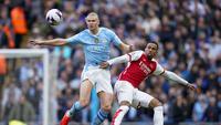 Striker Man City, Erling Haaland (kiri), berduel dengan Gabriel Magalhaes pada pertandingan Liga Inggris pekan 30 di Etihad Stadium, Minggu (31/3/2024) malam WIB. (AP Photo/Dave Thompson)