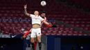 Pemain Atletico Madrid, Stefan Savic, duel udara dengan pemain Sevilla, Lucas Ocampos, pada laga Liga Spanyol di Stadion Wanda Metropolitano, Selasa (12/1/2021). Atletico Madrid menang dengan skor 2-0. (AFP/Pierre-Philippe Marcou)