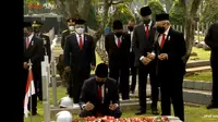 Jokowi-Ma'ruf Amin tabur bunga di makam pahlawan (Foto: Youtube Sekretariat Presiden)