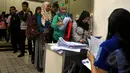 Sejumlah pencari kerja ikut dalam antrian untuk mendaftar di salah satu perusahaan yang ikut dalam UI Job Fair 2015, Depok, Jumat (24/4/2015). UI Job Fair 2015 diikuti 46 perusahaan swasta BUMN lokal dan luar negeri. (Liputan6.com/Yoppy Renato)