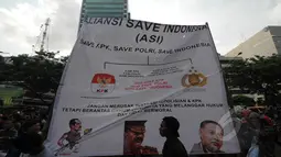 Di depan gedung KPK, Jakarta, massa dari Aliansi Save Indonesia meminta KPK dan Polri bersama-sama memberantas korupsi untuk menjadikan Indonesia yang lebih baik, Jumat (6/2/2015). (Liputan6.com/Herman Zakharia)