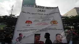 Di depan gedung KPK, Jakarta, massa dari Aliansi Save Indonesia meminta KPK dan Polri bersama-sama memberantas korupsi untuk menjadikan Indonesia yang lebih baik, Jumat (6/2/2015). (Liputan6.com/Herman Zakharia)