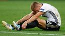 Toni Kroos terlihat sedih usai Jerman dikalahkan 2-0 oleh Prancis saat Semi Final Piala Eropa 2016 di Stade Velodrome, Marseille, Jumat (8/7). (REUTERS / Kai Pfaffenbach)
